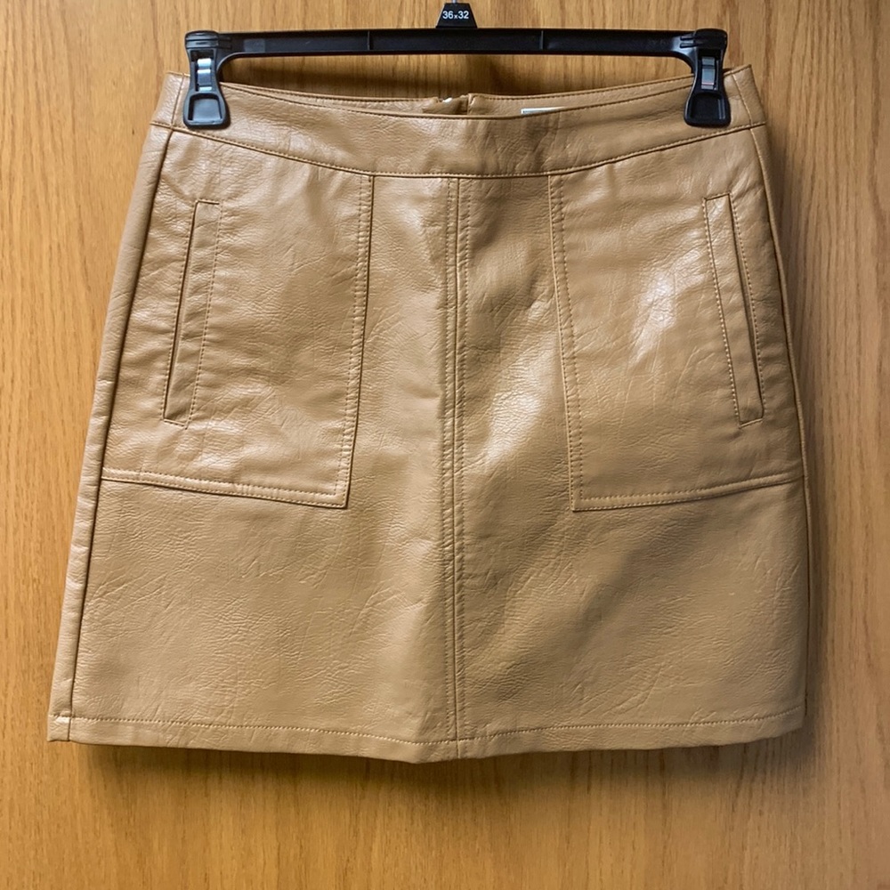 Tan “leather” mini skirt with side pockets PIMKIE